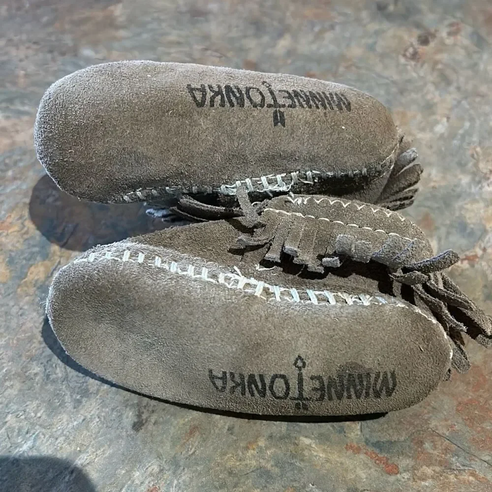 Minnetonka Riley Fringe Grey Moccasin Slipper Shoes Sz 2